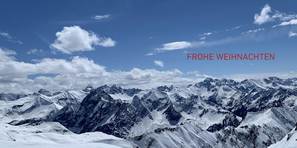 Oberstdorfer Berge mit Aufschrift: Frohe Weihnachten