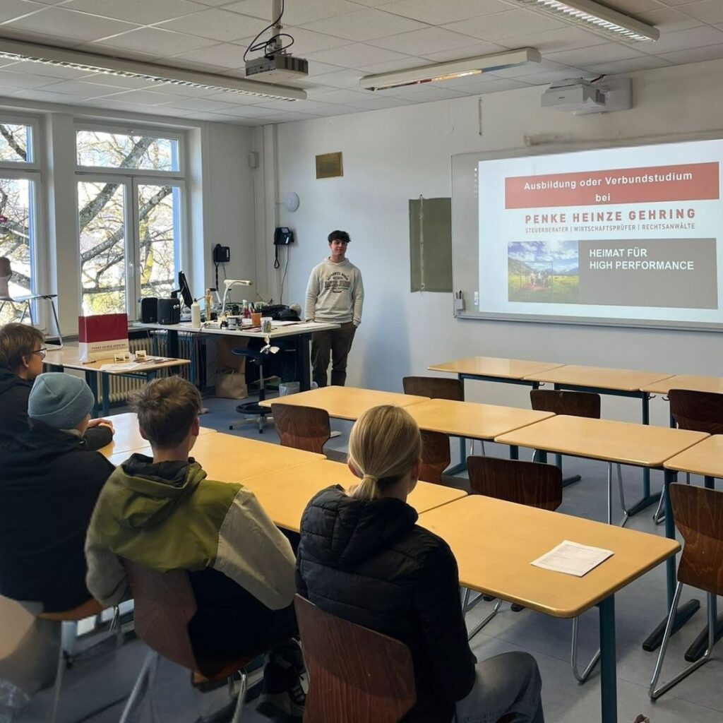 TamPHG-Azubi beim Vortrag an der Realschule Sonthofen